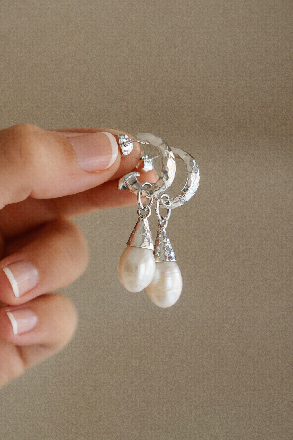 PENDIENTES DE ARO DE PLATA Y NÁCAR