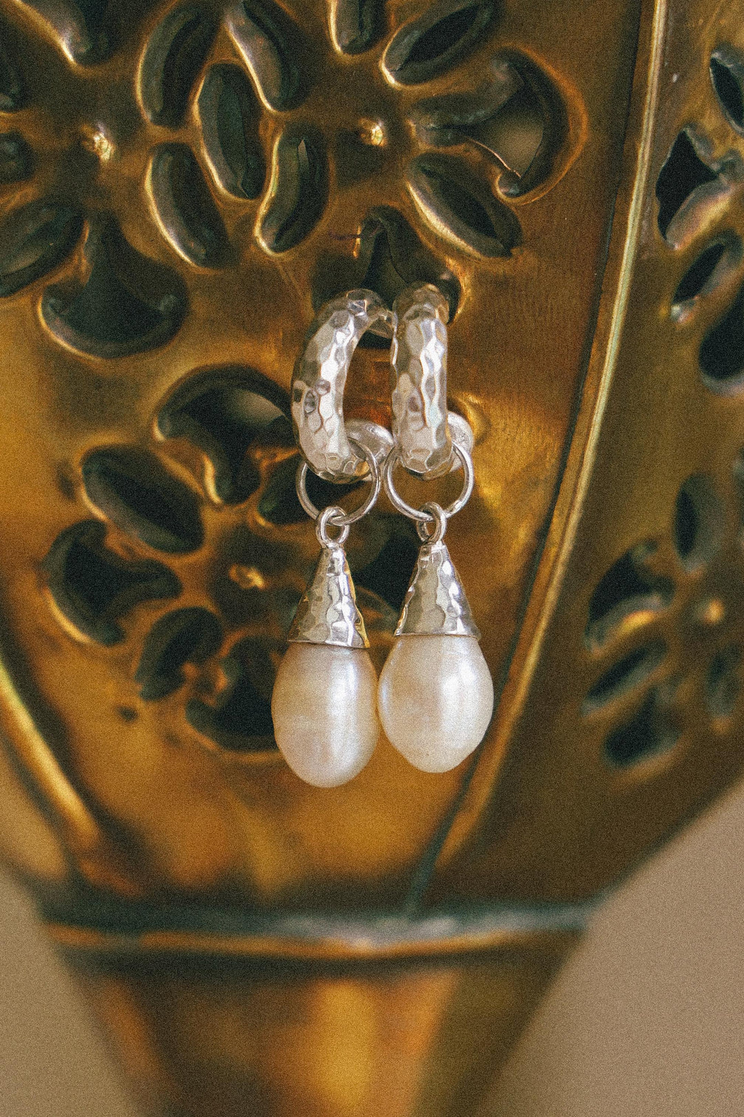 PENDIENTES DE ARO DE PLATA Y NÁCAR