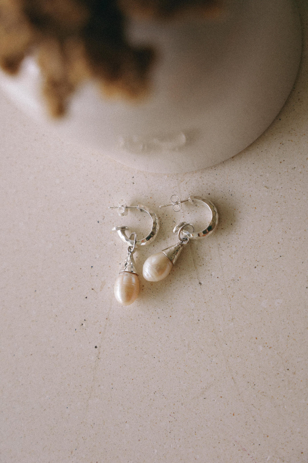 PENDIENTES DE ARO DE PLATA Y NÁCAR
