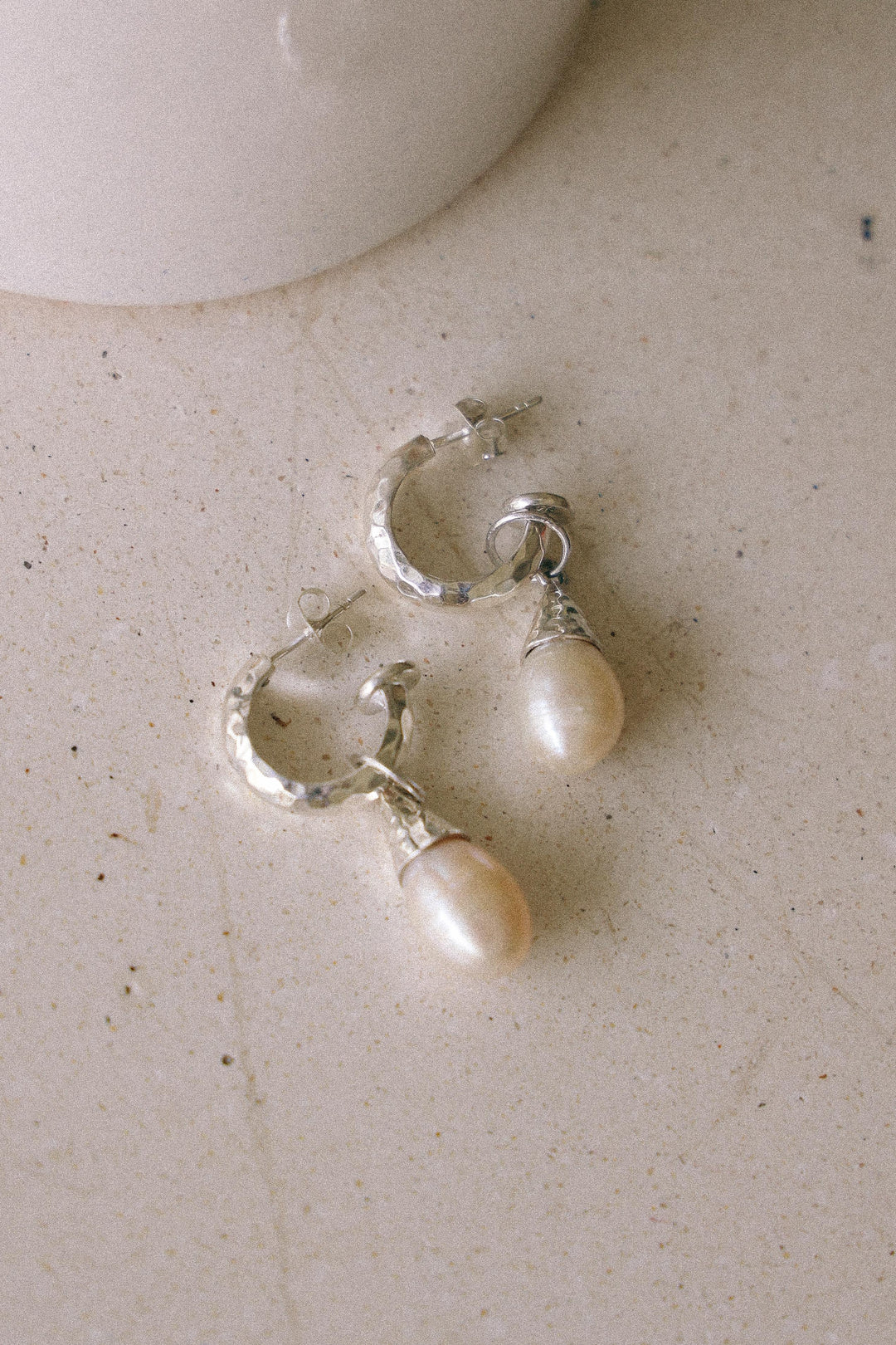 PENDIENTES DE ARO DE PLATA Y NÁCAR