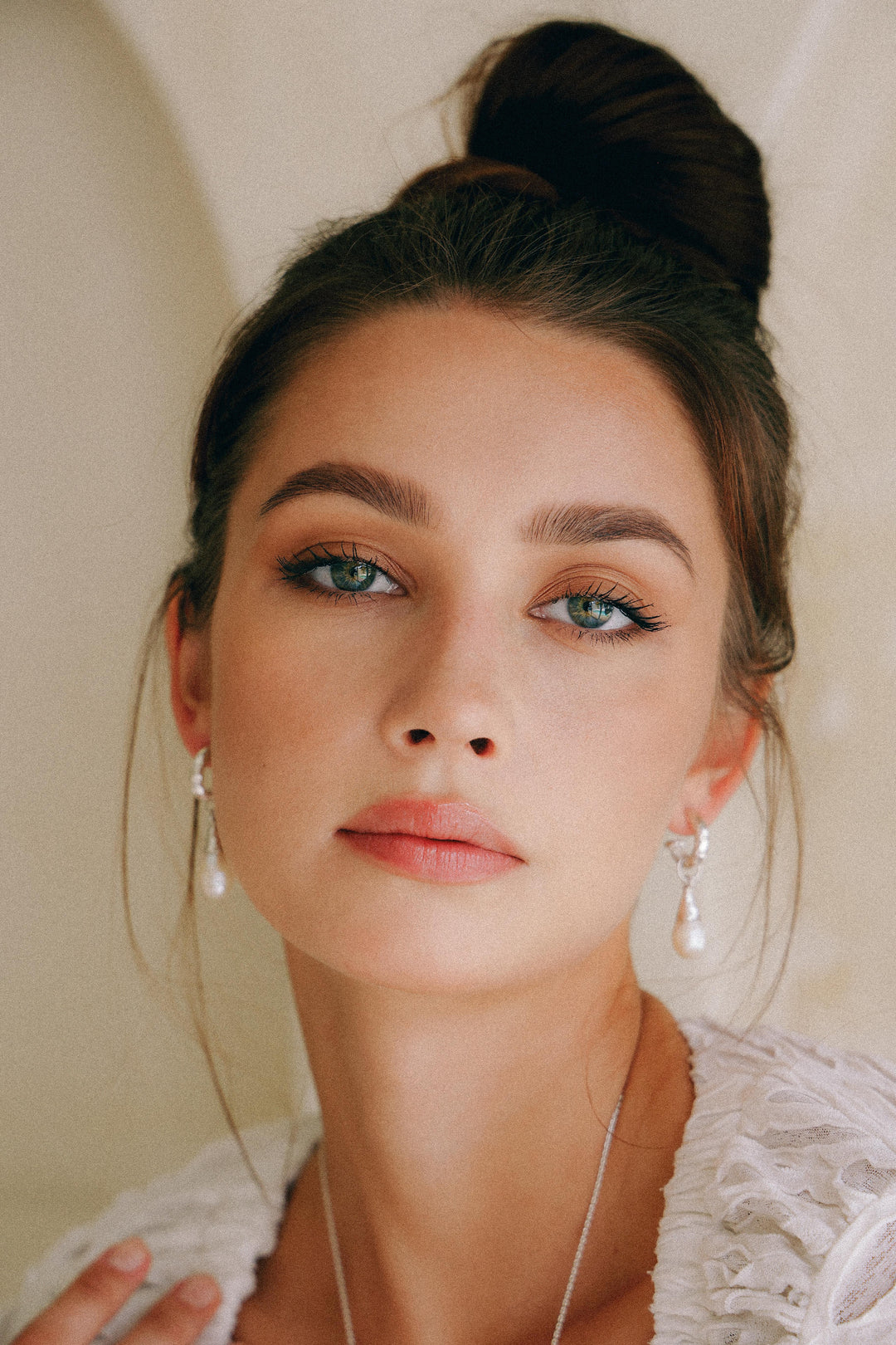 PENDIENTES DE ARO DE PLATA Y NÁCAR