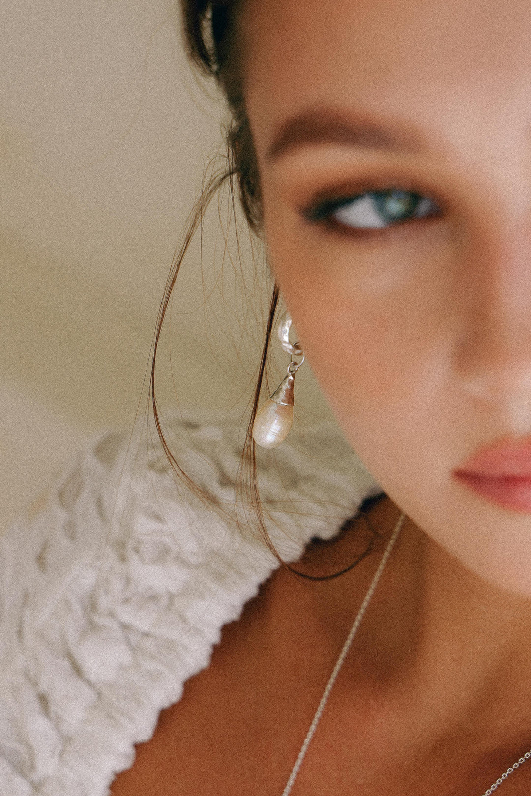 PENDIENTES DE ARO DE PLATA Y NÁCAR